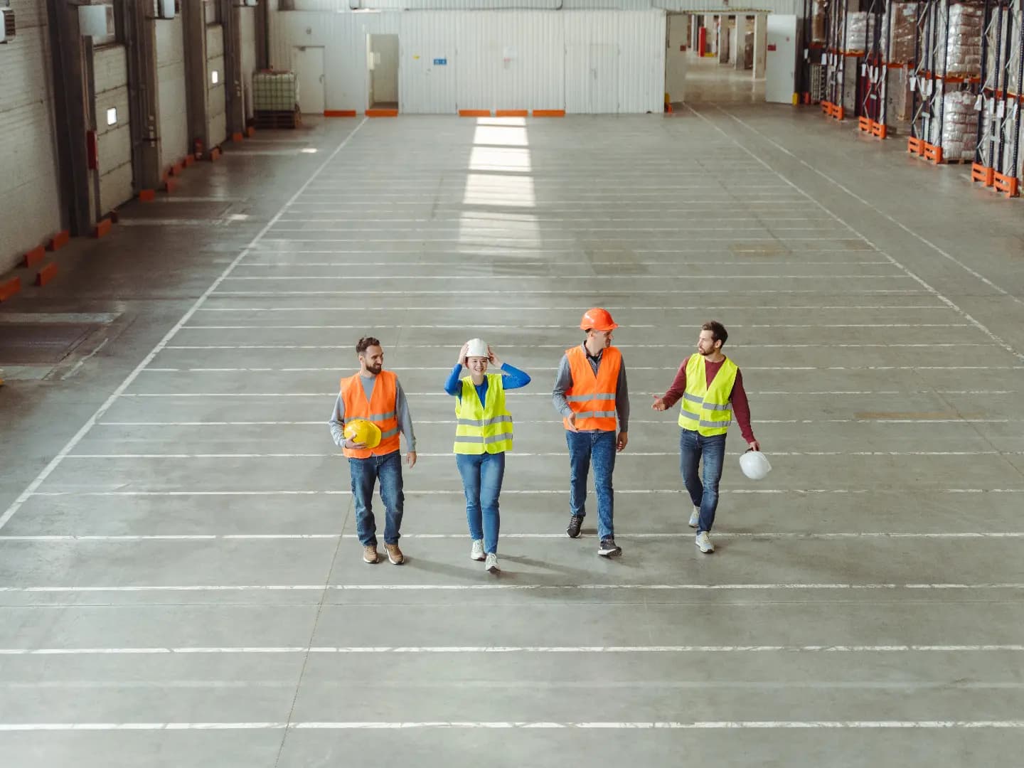 Technikteam mit Schutzhelmen bei der Anlagenbegehung